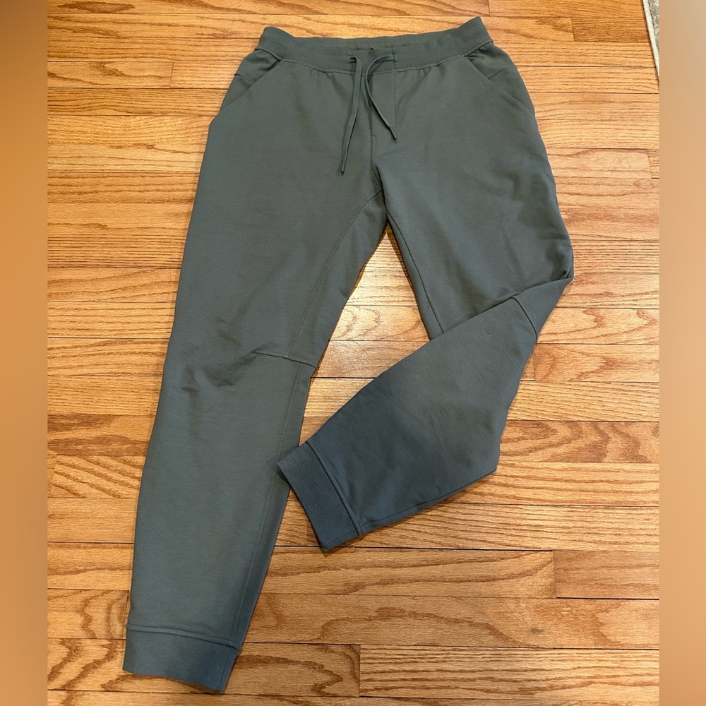 Lululemon men’s steady state jogger olive green. Size L